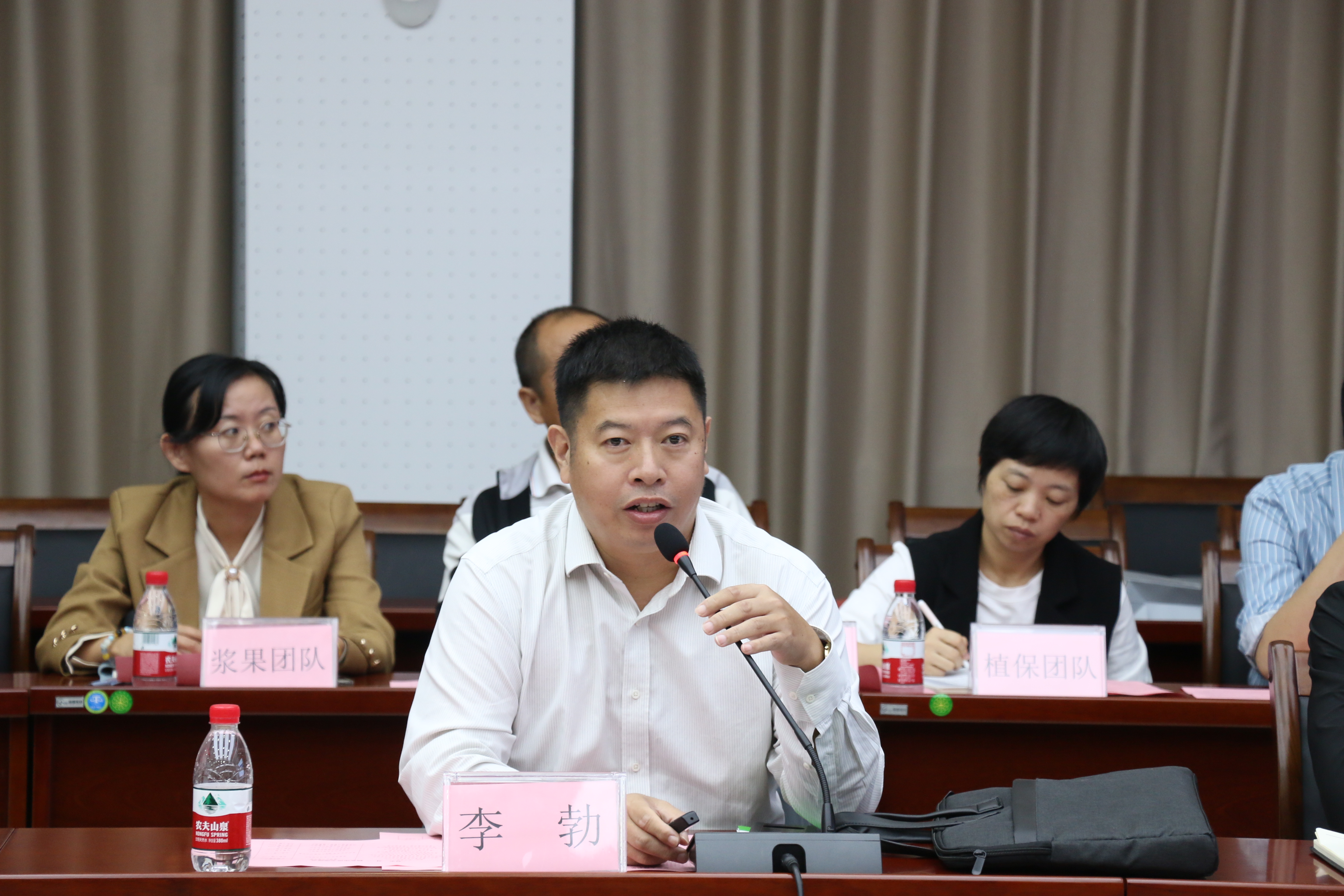 李勃介绍了山东省葡萄研究院的科研创新情况,并表示,省葡萄院重视"农